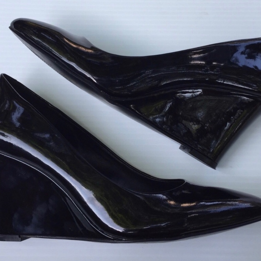 💕BCBG Generation black Patent wedge pumps